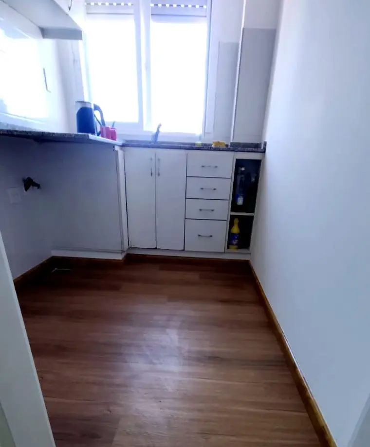 Cocina con piso vinílico símil madera terminado