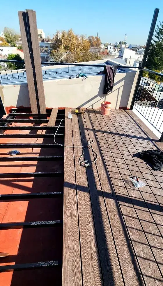 Deck de madera compuesta en colocación sobre bastidor metálico