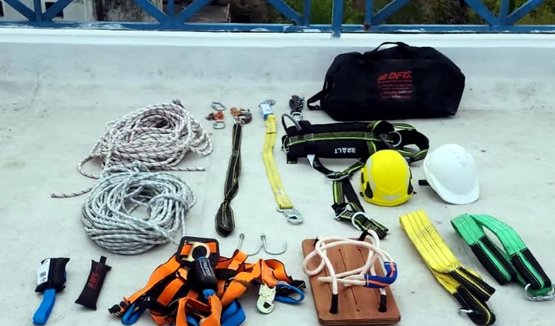 Equipo de trabajo en altura: arneses, cuerdas, eslingas, cascos y silleta