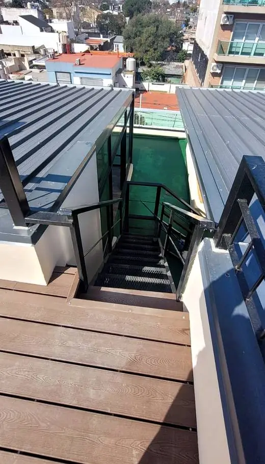 Escalera metálica de acceso al deck de la terraza
