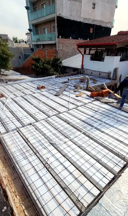 Losa de viguetas y poliestireno con armadura antes del hormigonado