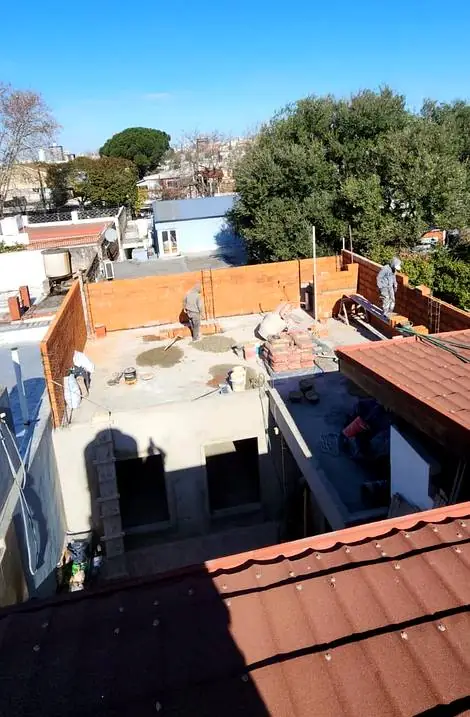 Muros de ladrillo hueco en ejecución sobre la losa, vistos desde arriba
