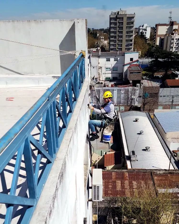Trabajo en altura por acceso con cuerda en la fachada lateral de un edificio